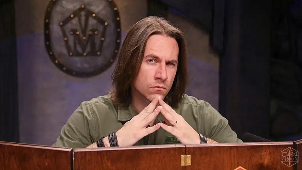 Pose iconique de Matthew Mercer