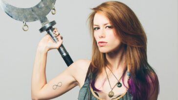 Marisha Ray avec un sceptre