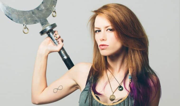 Marisha Ray avec un sceptre